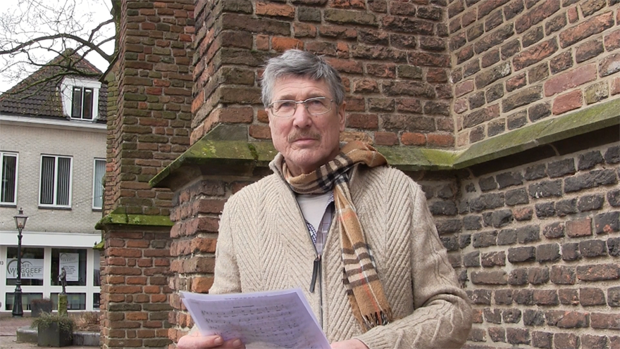 Klaas van Marle zingt Sluiterliederen bij carillonk